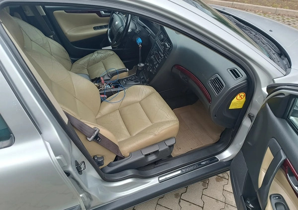 Volvo V70 cena 9950 przebieg: 390000, rok produkcji 2004 z Świdwin małe 106